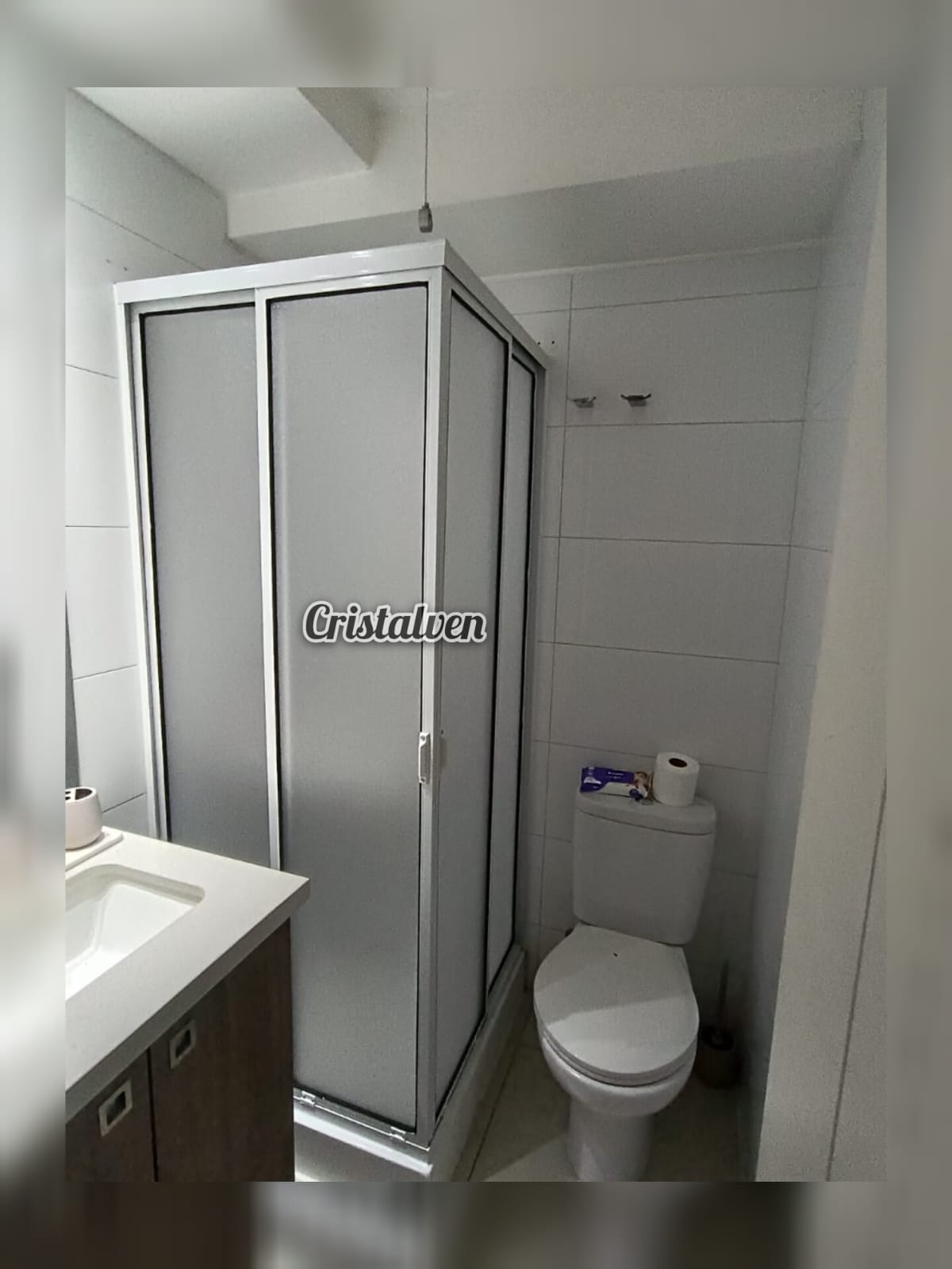  shower door tipo L, puertas para ducha en esquina, shower corner Chile, shower door Cristalven, ducha a medida Santiago, puertas acrílicas para baño