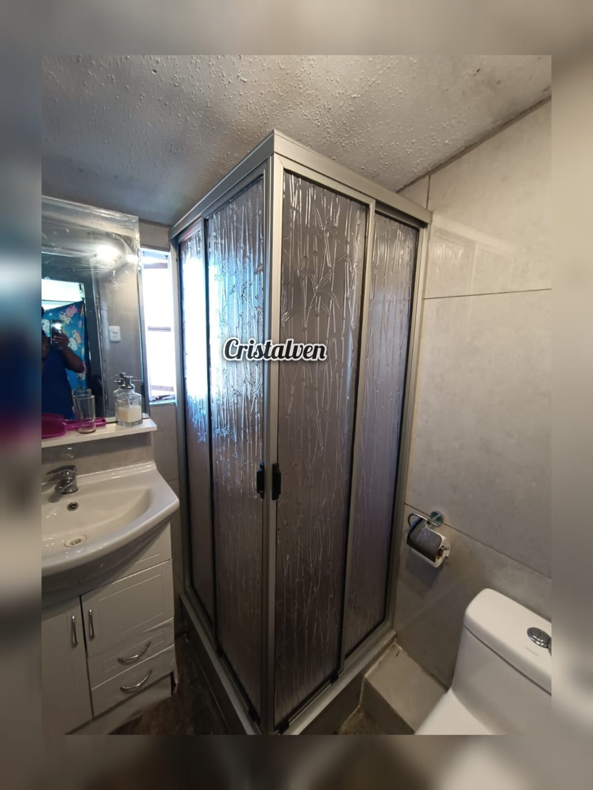 shower door tipo L, puerta de ducha en esquina, shower doors en Chile, shower door Modelo 4 Cristalven, puertas correderas para ducha, shower door acrílico esquina