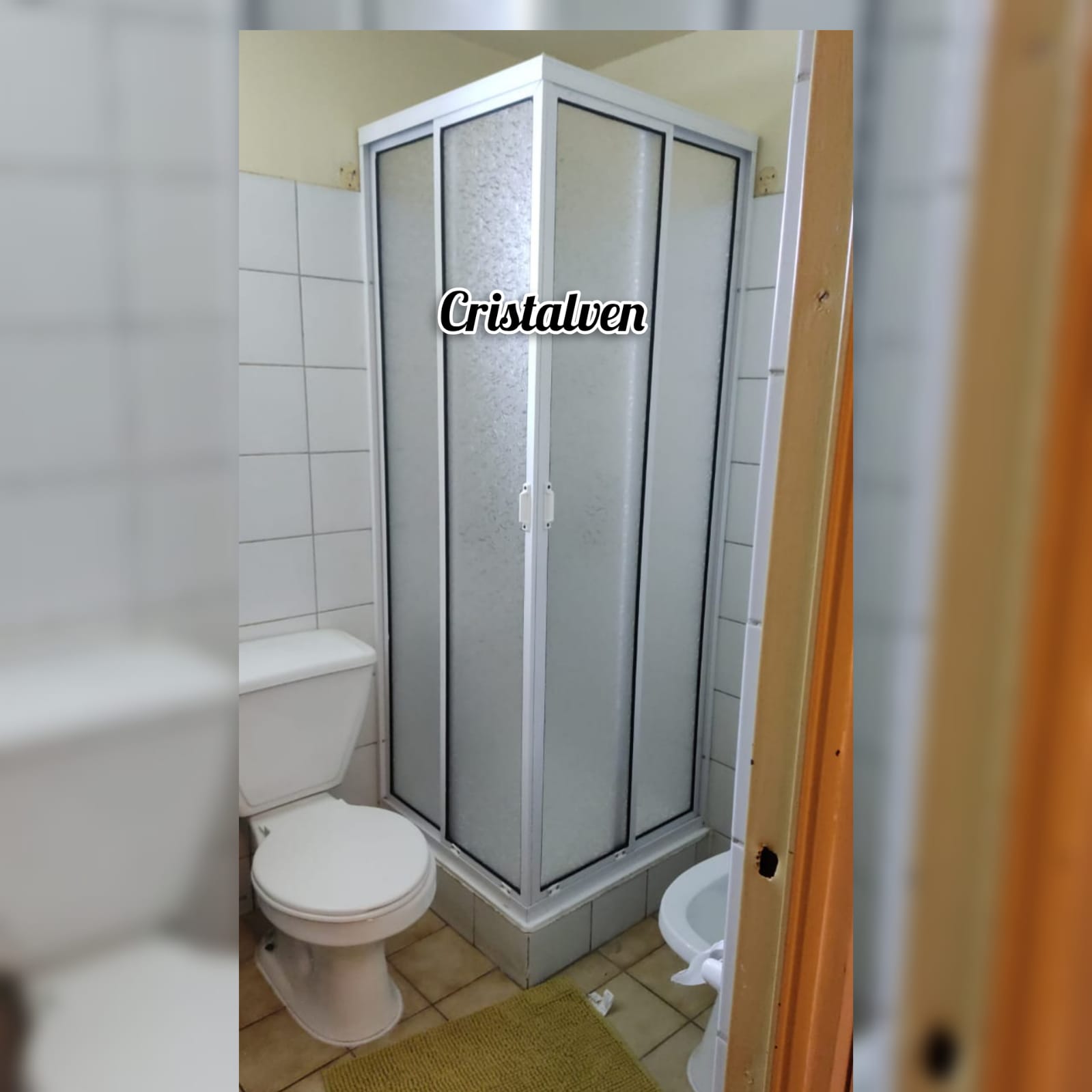 Compra el Shower Door Tipo L Modelo 5 en Cristalven. Ideal para baños de esquina, fabricado en acrílico resistente con corredera suave. Despachos rápidos en Santiago.
